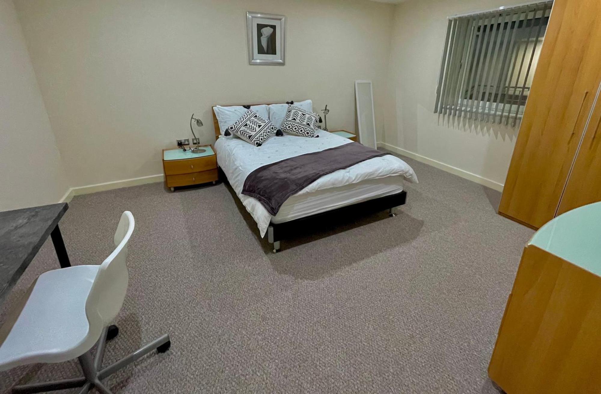 City With 3 Bedrooms Apartment *