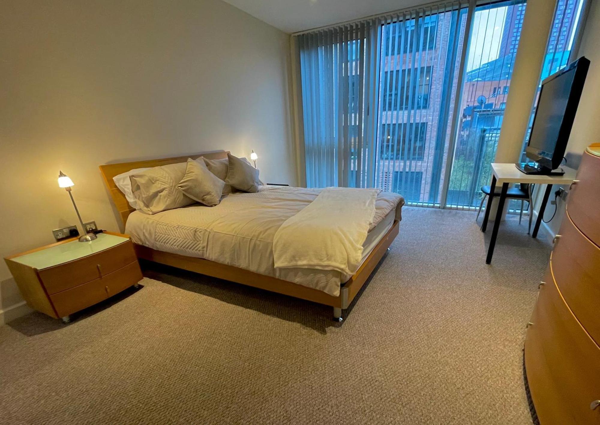City With 3 Bedrooms Apartment *