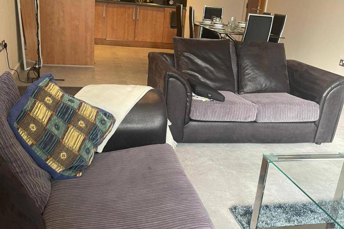 City With 3 Bedrooms Apartment *